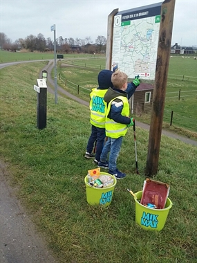 jongens bij bord
