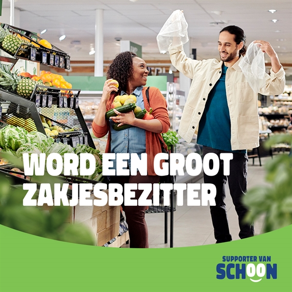 Een voorbeelduiting van de campagne. Man en vrouw op groenteafdeling supermarkt, man heeft twee tasjes in zijn handen. Met tekst: word een groot zakjesbezitter.