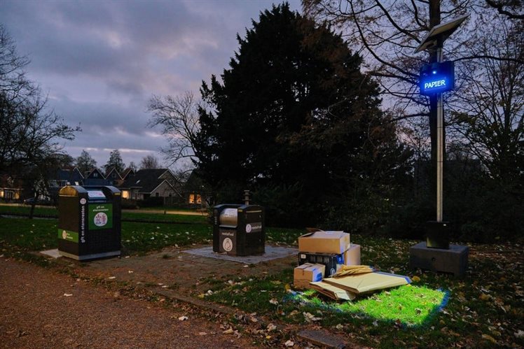 Afvalcontainers in de avondschemering