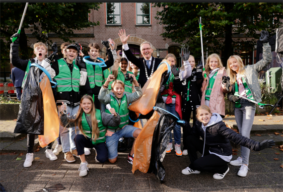 Deelnemers poseren na opruimactie 'in-1-dag-schoon'