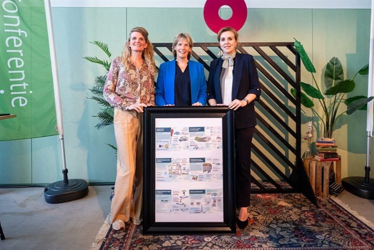 Drie vrouwen voor een lessenaar (Klaske Kruk, Helga Witjes en Vivianne Heijnen).2-1024x683