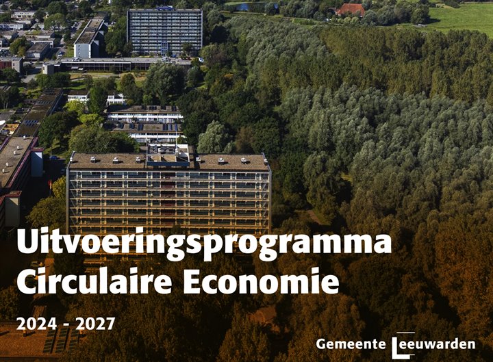 Luchtfoto met stad Leeuwarden. Onderop de foto staat tekst: Uitvoeringsprogramma Circulaire Economie