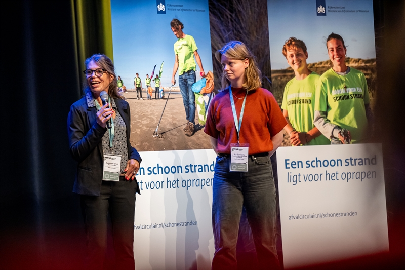 Een schoon strand ligt voor het oprapen, staat op de posters