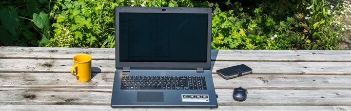 Laptop en mobiel op tafel